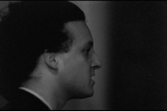 filmstill of Tu tournes en rond dans la nuit et tu es dévoré par le feu