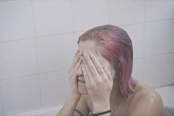 filmstill of She Dyes Her Hair Pink
