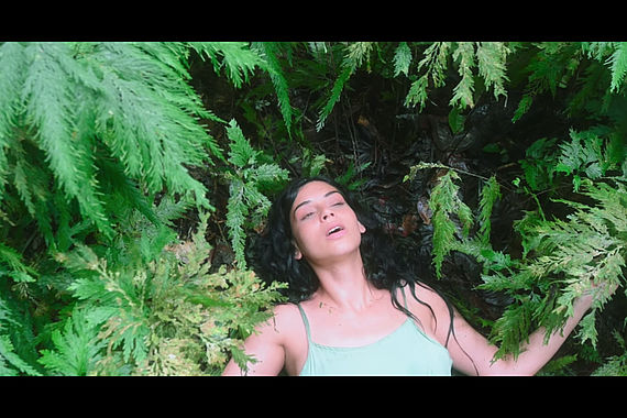 filmstill of Kissing Gaia