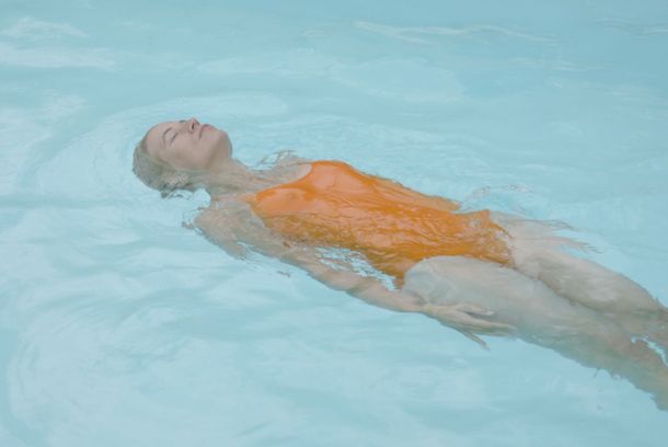 still / picture for EIN FISCH, DER AUF DEM RÜCKEN SCHWIMMT