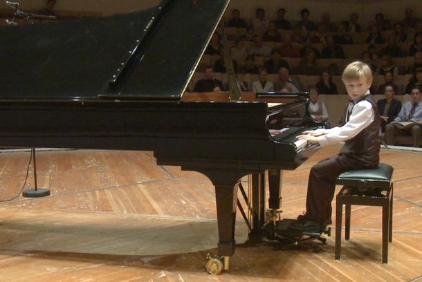 still / picture for KLEINE HÄNDE GROßER SAAL