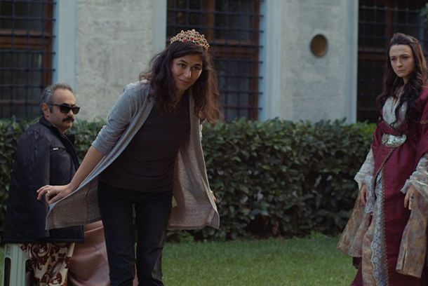 still / picture for İMPARATORLUKTA ZOR BİR GÜN