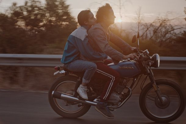 still / picture for Tarde para morir joven