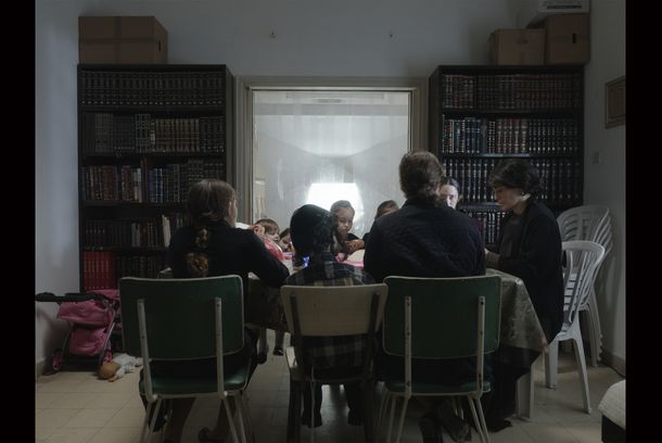 still / picture for גילה ההולכת לבדה