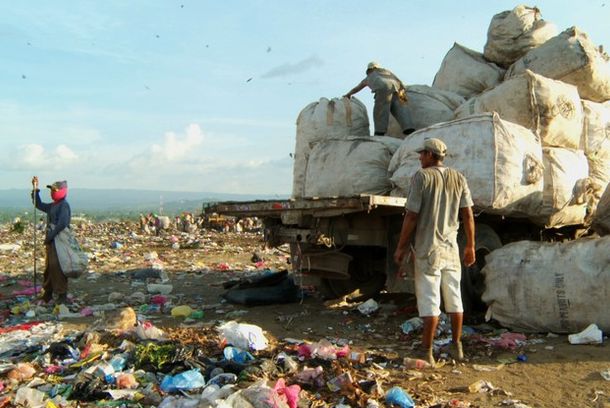 still / picture for Fiesta auf der Müllhalde