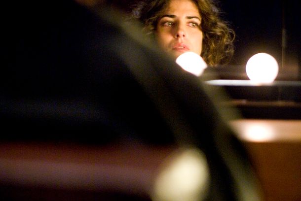 still / picture for RETRATO DE MUJER BLANCA CON NAVAJA