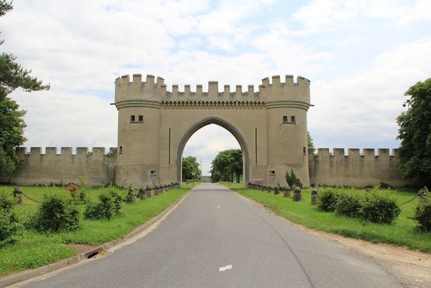 still / picture for THE CASTLE