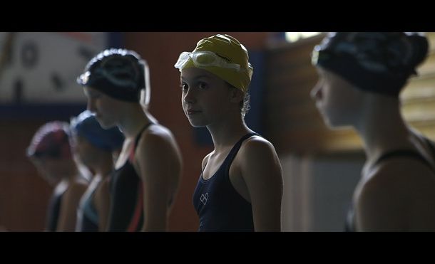 still / picture for The Swimmer (Plaukike)