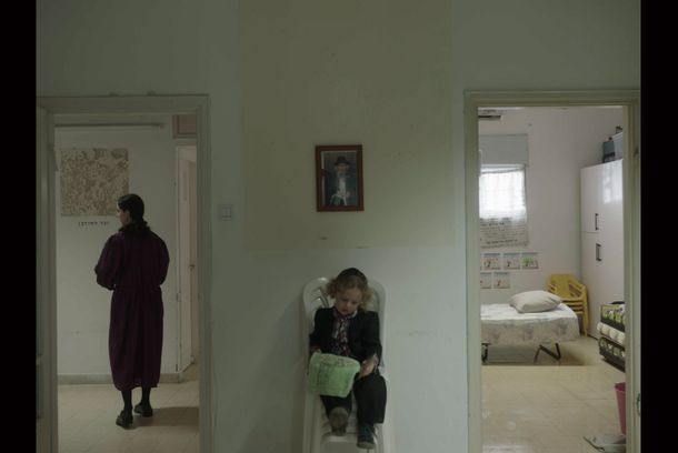 still / picture for גילה ההולכת לבדה