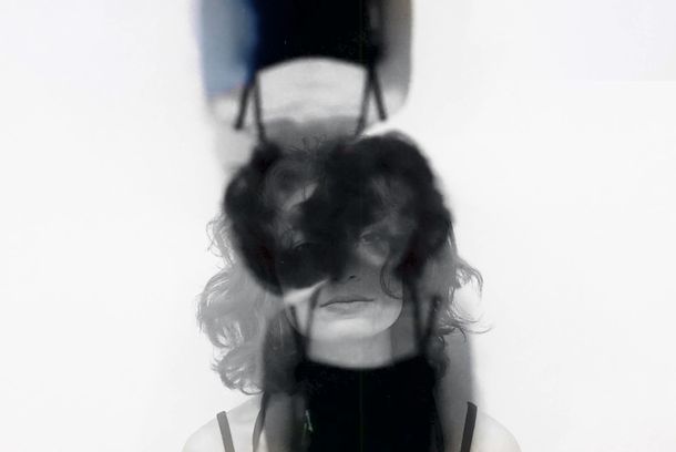 still / picture for فتاة وجدار منزلها الجديد