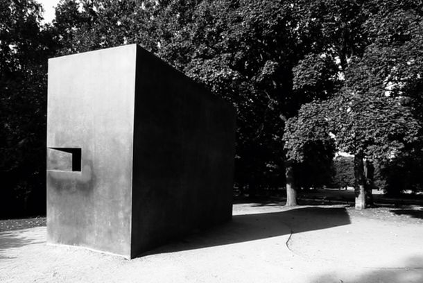 still / picture for The world is round so that nobody can hide in the corners – Part II: The Kiss  (2 Awards)