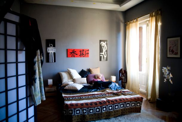 still / picture for RETRATO DE MUJER BLANCA CON NAVAJA