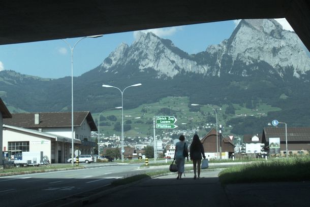 still / picture for Hinter diesen Bergen