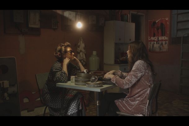 still / picture for Anjo Loiro com Sangue no Cabelo