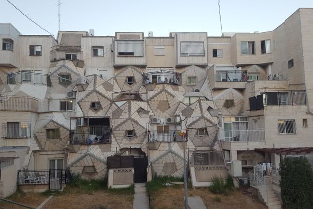 still / picture for גילה הולכת לבד