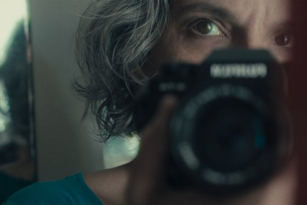 still / picture for Ela foi ali guardar o coração na geladeira