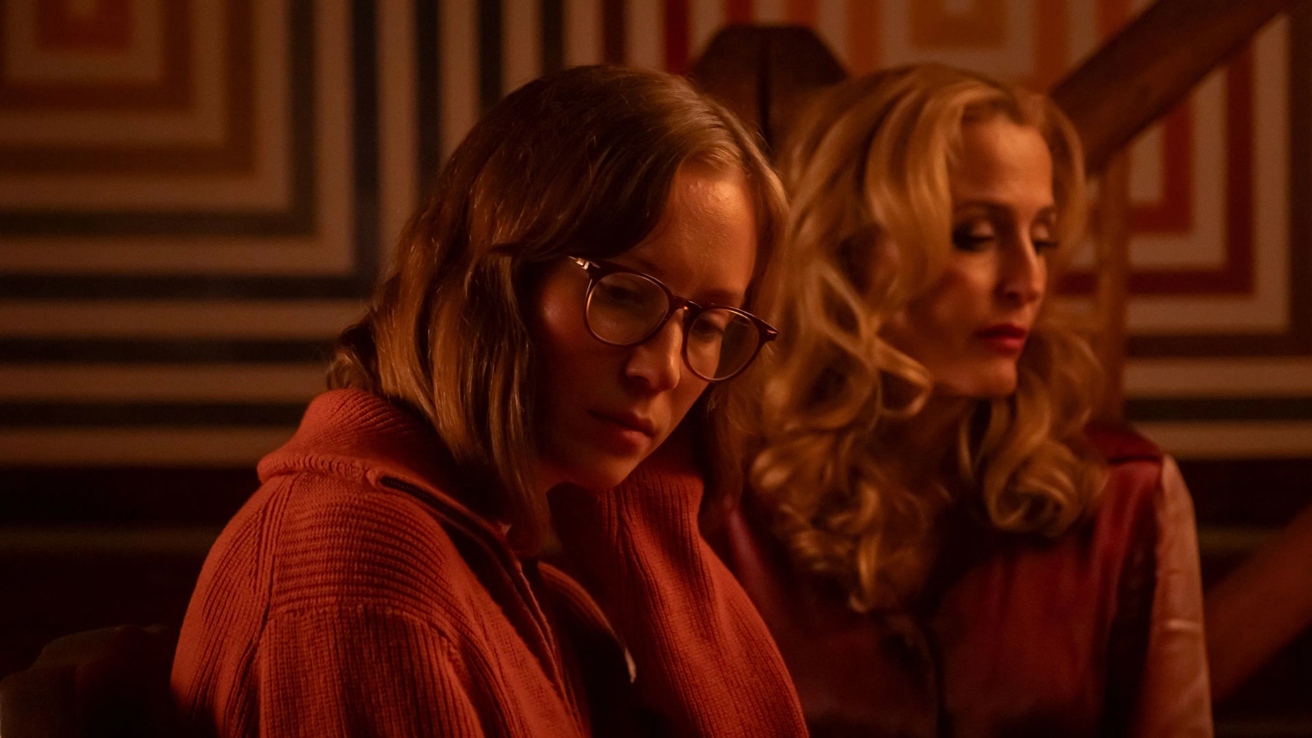 Hannah Einbinder and Gillian Anderson in 