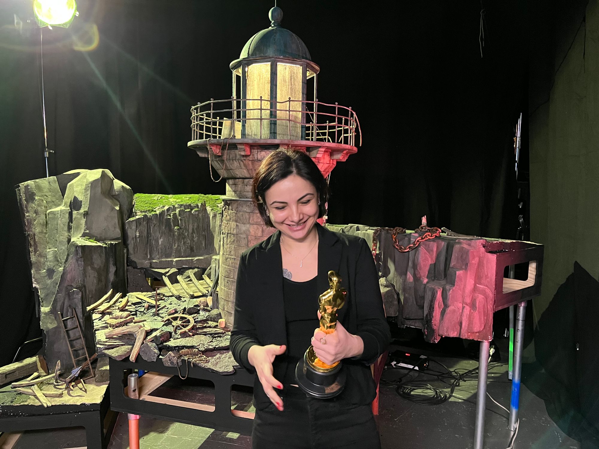 Merve with the Oscar statuette © Jeremy Spake