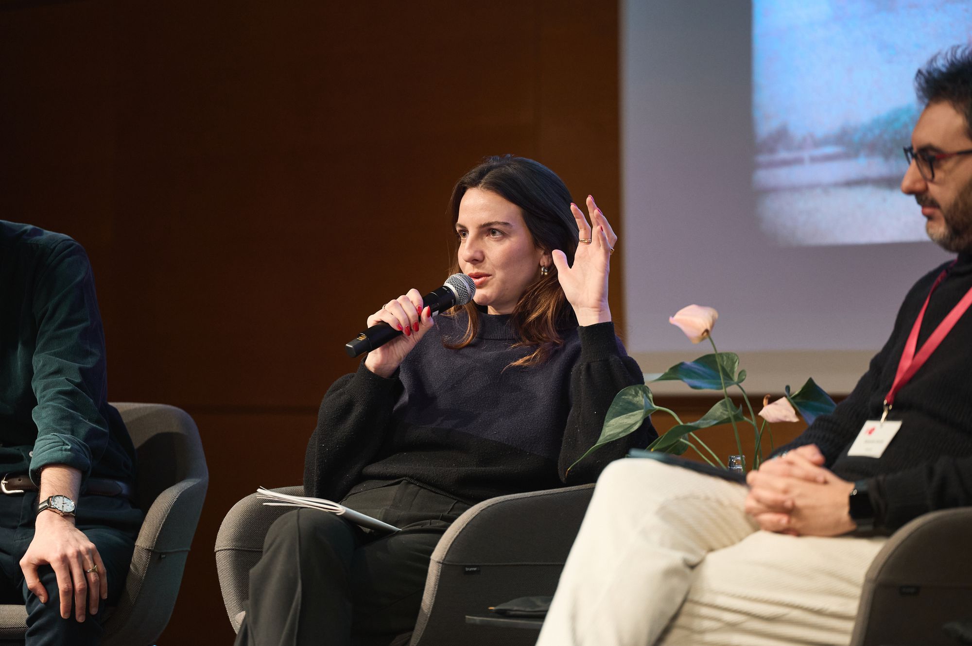 Kim Lea Sakkal pitches on stage at the Script Station Presentation at the EFM.
