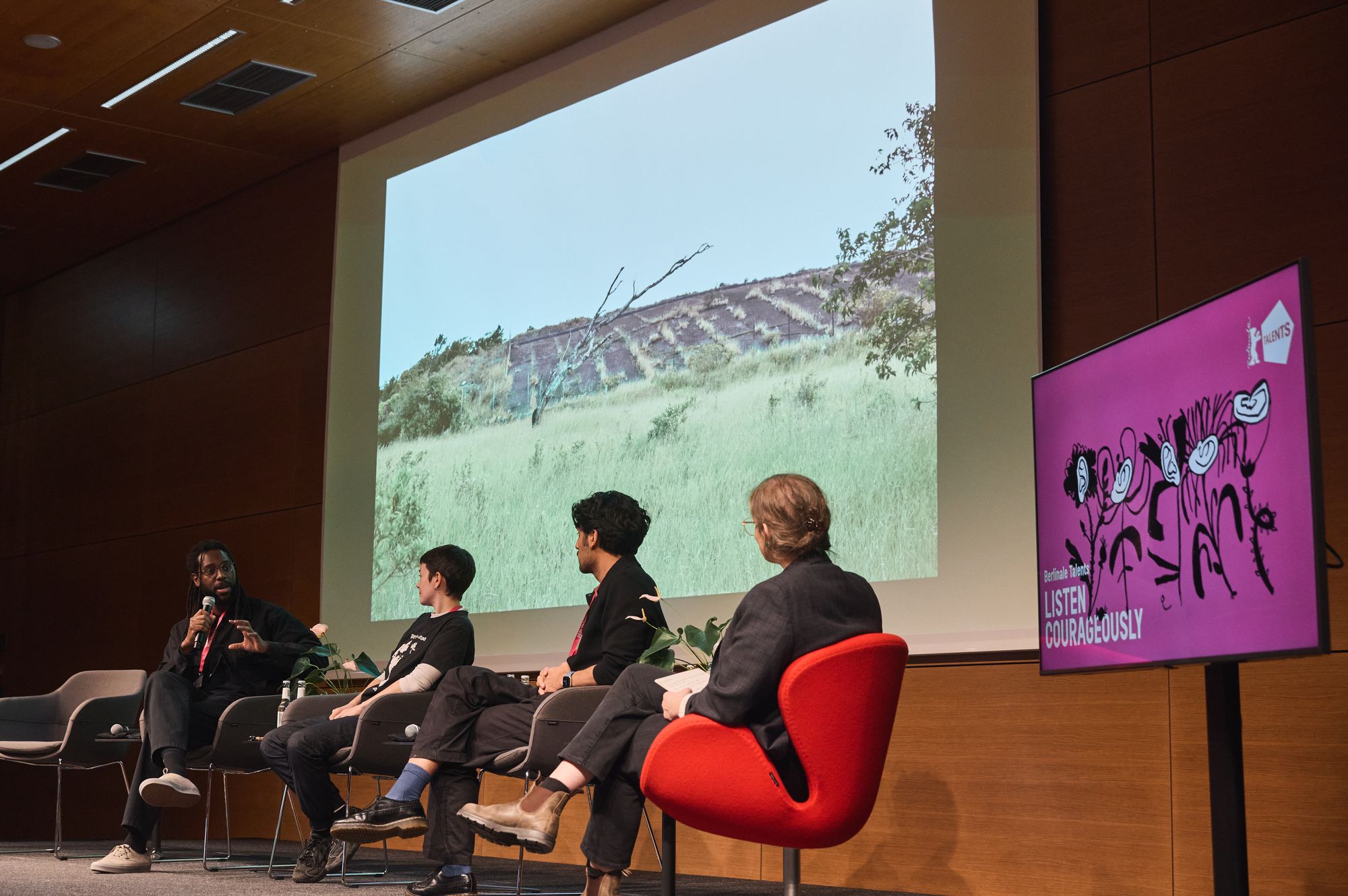 Gibrey Allen pitches alongside Florentina Gonzalez, Berthold Wahjudi & Coordinator Sarah Schlüssel.