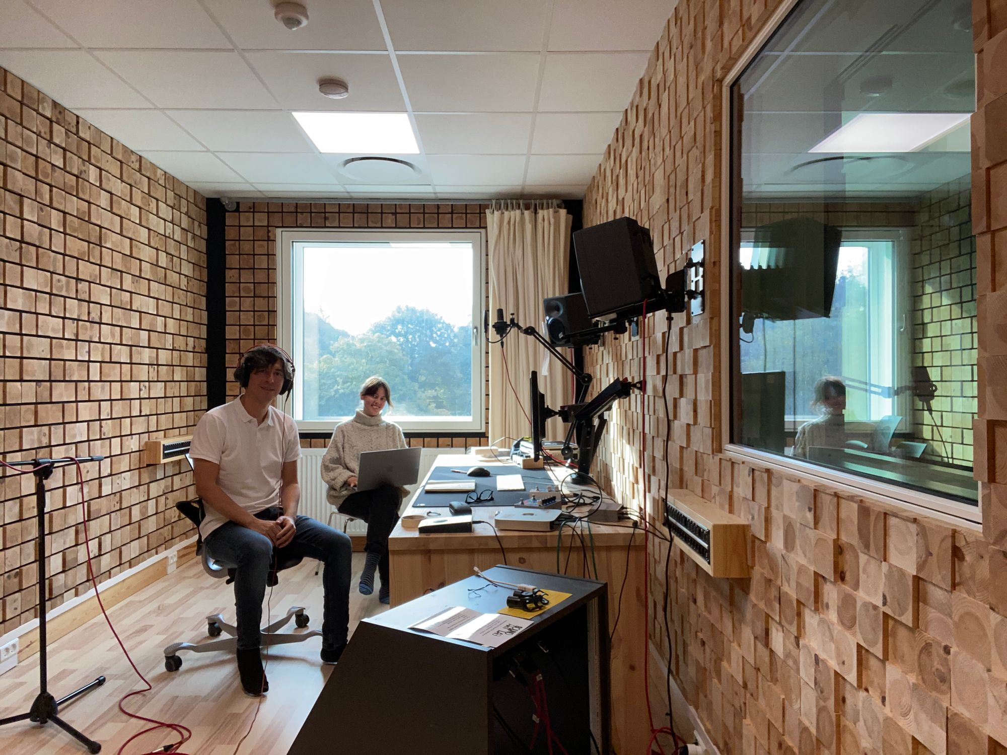 Fran and Linnéa at the yellow recording studio at Sound Art Lab © Fran Villalba